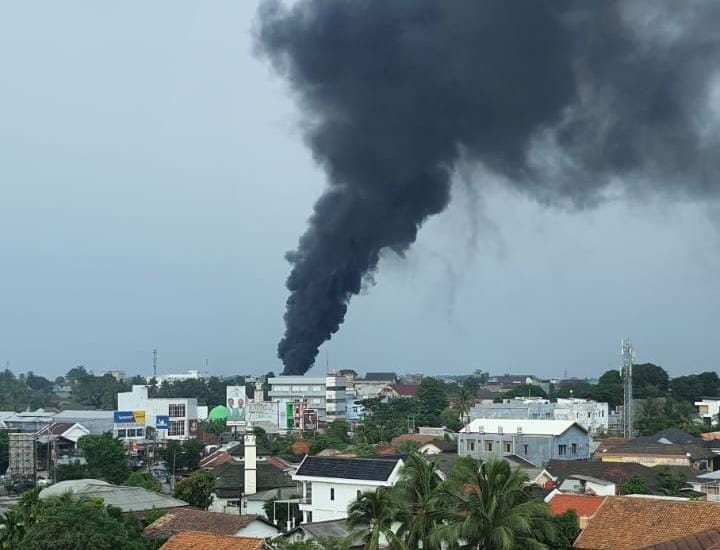 Asap Hitam Mengepul Bikin Warga Palembang Heboh, Ternyata Gudang Rongsokan di Kemuning Terbakar