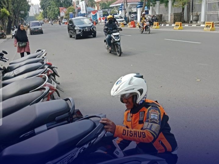 Tak Bosan-Bosan, Petugas Dishub Palembang Gembosi Puluhan Motor yang Parkir Sembarangan di Jalan