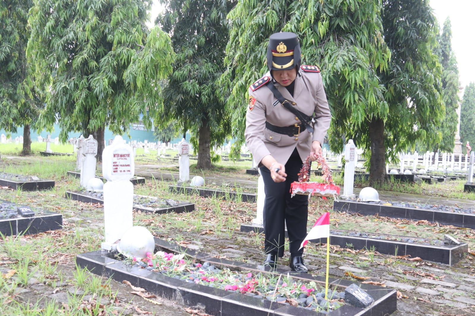 Peringati HUT ke-77, Polwan Polda Sumsel Ziarah Makam Pahlawan