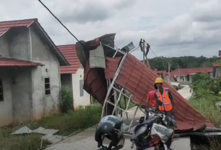 Disapu Angin Puting Beliung, Puluhan Rumah Komunitas Penyapu Jalan di Prabumulih Porak Poranda
