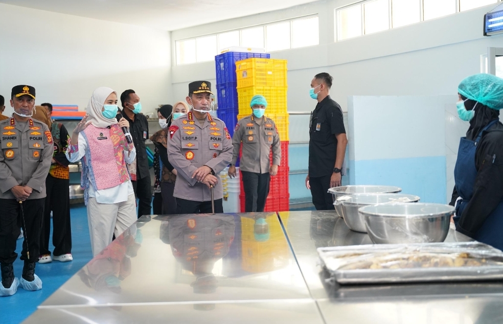 Kapolri di Dampingi Kapolda Sumsel Kunjungi SPPG Paakri, Relawan Dapat Tali Asih