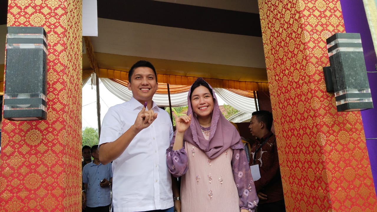 Bupati Ogan Ilir dan Istri Pamer Tinta Biru Pemilu 2024 di TPS Serai Indah Indralaya