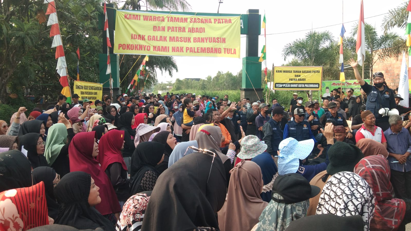 Aksi Ribuan Warga Tolak Masuk Wilayah Banyuasin: Kami Warga Palembang, Ini Alasannya 