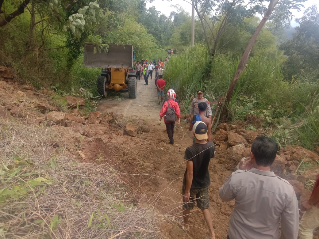 Akibat Intensitas Hujan Tinggi, Jalan Provinsi Desa Padang Bindu Muara Enim Tertimbun Longsor