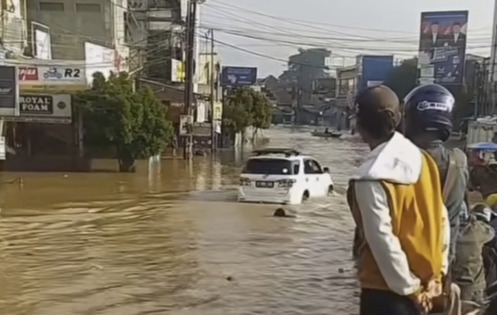 Awalnya Gagah-gagahan Terabas Banjir di Dayeuhkolot Bandung, Fortuner Ini Berujung Diteriaki Warga