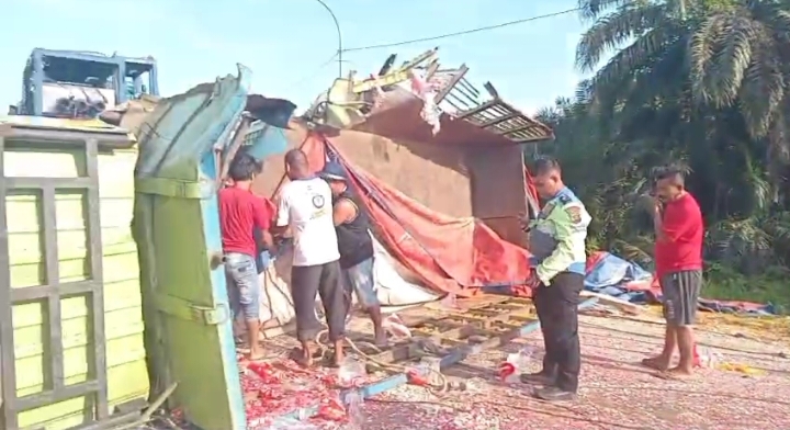 Truk Pecah Ban, Picu Tabrakan Beruntun di Jalintim Palembang-Betung