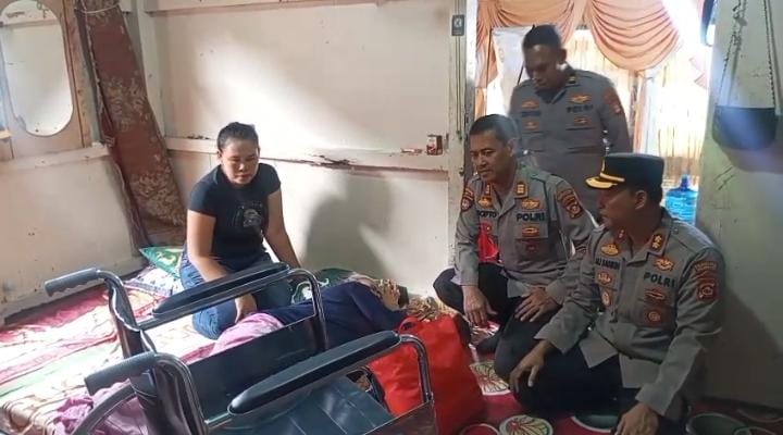 Momen HUT Bhayangkara ke-79 di Palembang, Datangi Rumah Warga Beri Santunan Terhadap Lansia 