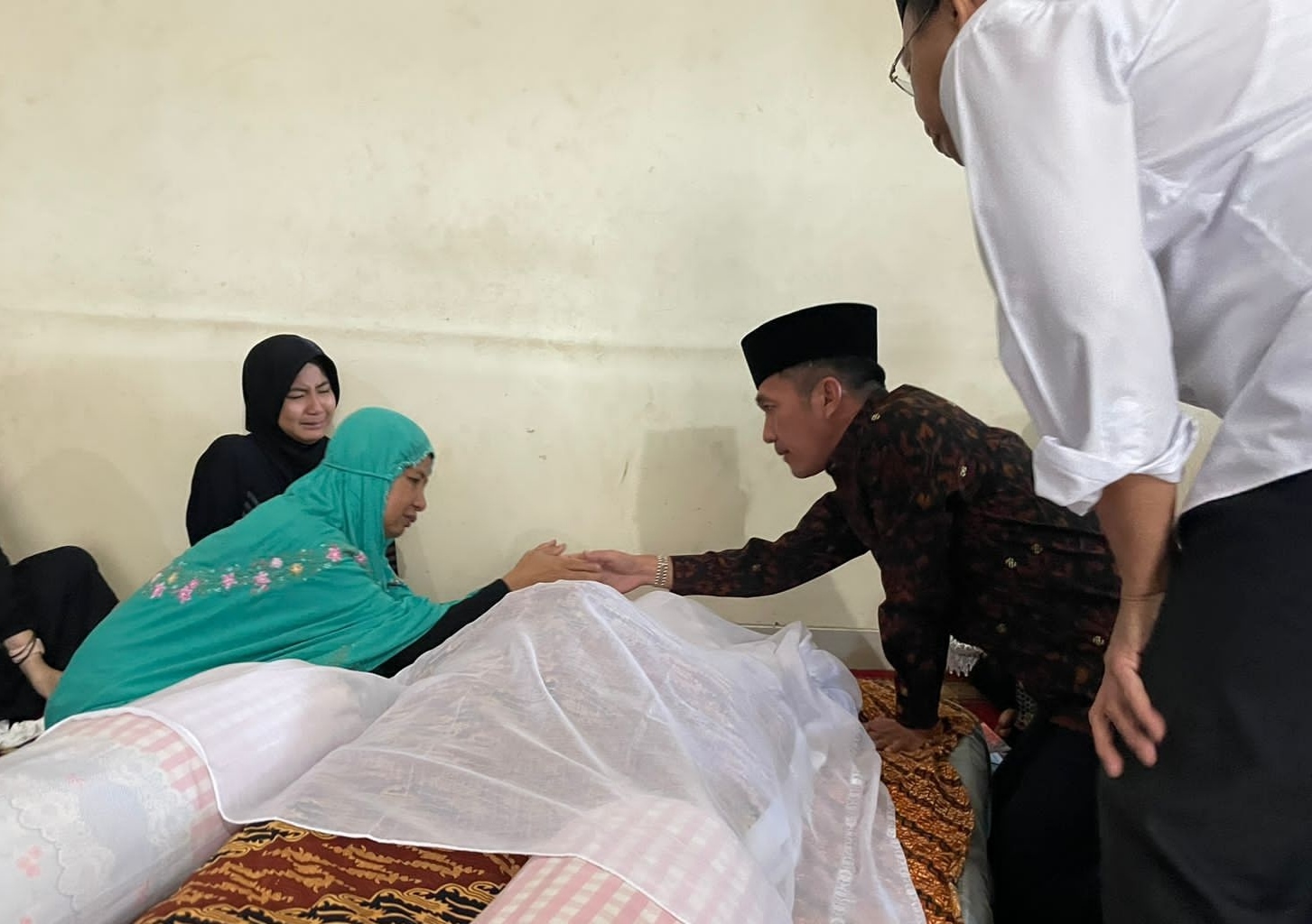 Turut Belasungkawa, Ratu Dewa Melayat ke Rumah Duka Almarhum Drs Syahrullah MSi