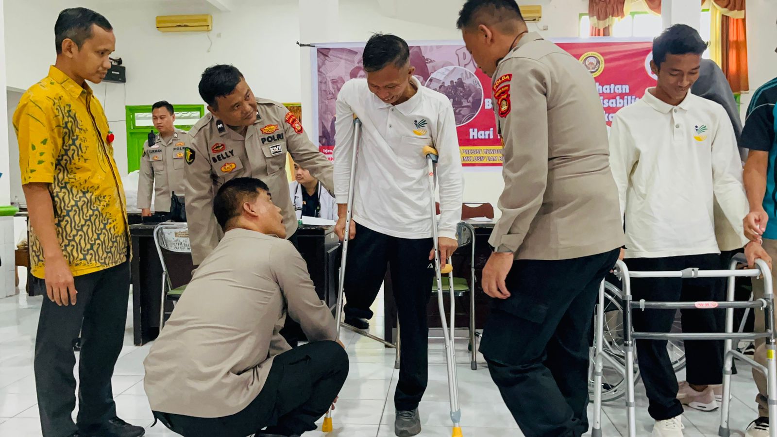 Tim Dokter RS Bhayangkara Polda Sumsel Gelar Bakti Kesehatan, Berikan Pelayanan 113 Penyandang Disabilitas