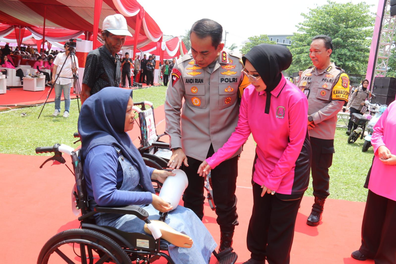 Puncak HKGB ke-72, Berangkatkan Umroh Penggali Kubur dan Pemandi Jenazah, Bedah Rumah hingga Bantu Kursi Roda