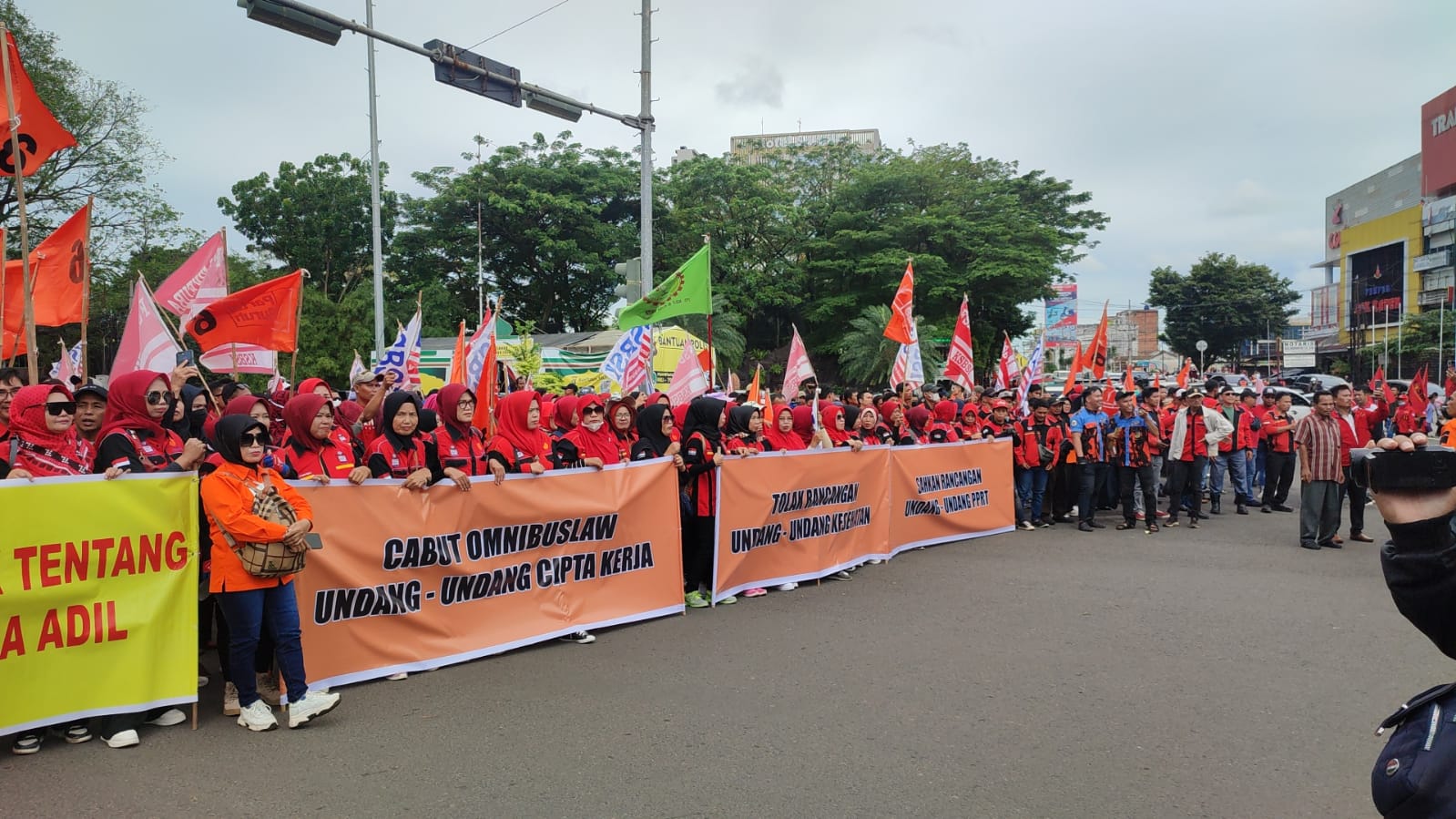 Buruh Palembang Tiba di DPRD Sumsel, Siap Orasi