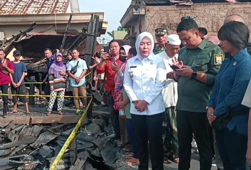 Tinjau Lokasi Kebakaran di Kelurahan 36 Ilir, Wawako Palembang Fitrianti Agustinda : Pemkot Akan Bantu Bangun 