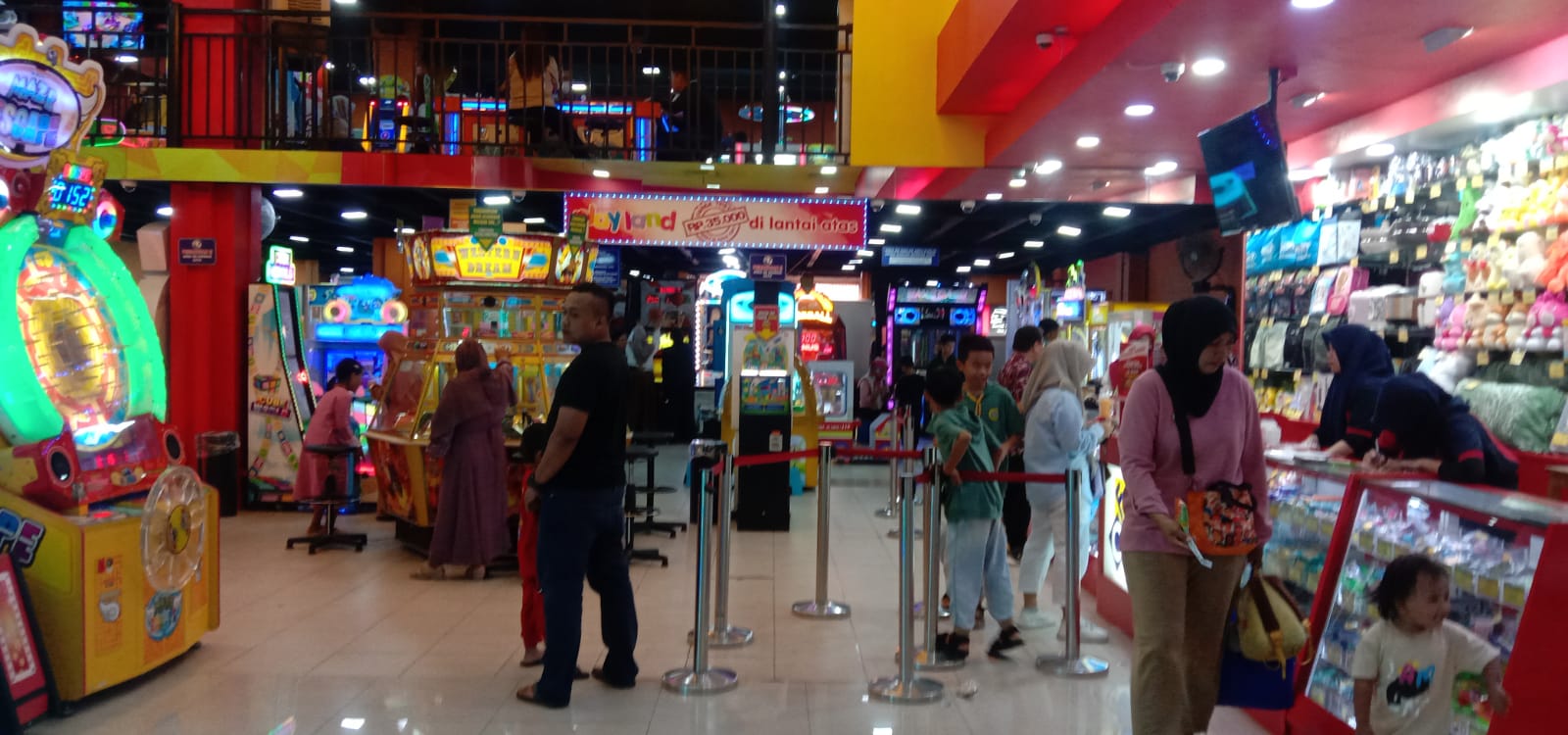 Libur Nataru, Mall di Palembang Diserbu Pengunjung, Permainan Arkade hingga Bioskop Jadi Pilihan Utama 