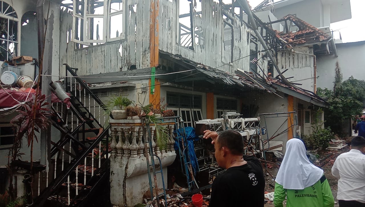 Warga Panik Jelang Azan Salat Jumat, 2 Rumah Tua di 9 Ilir Palembang Terbakar