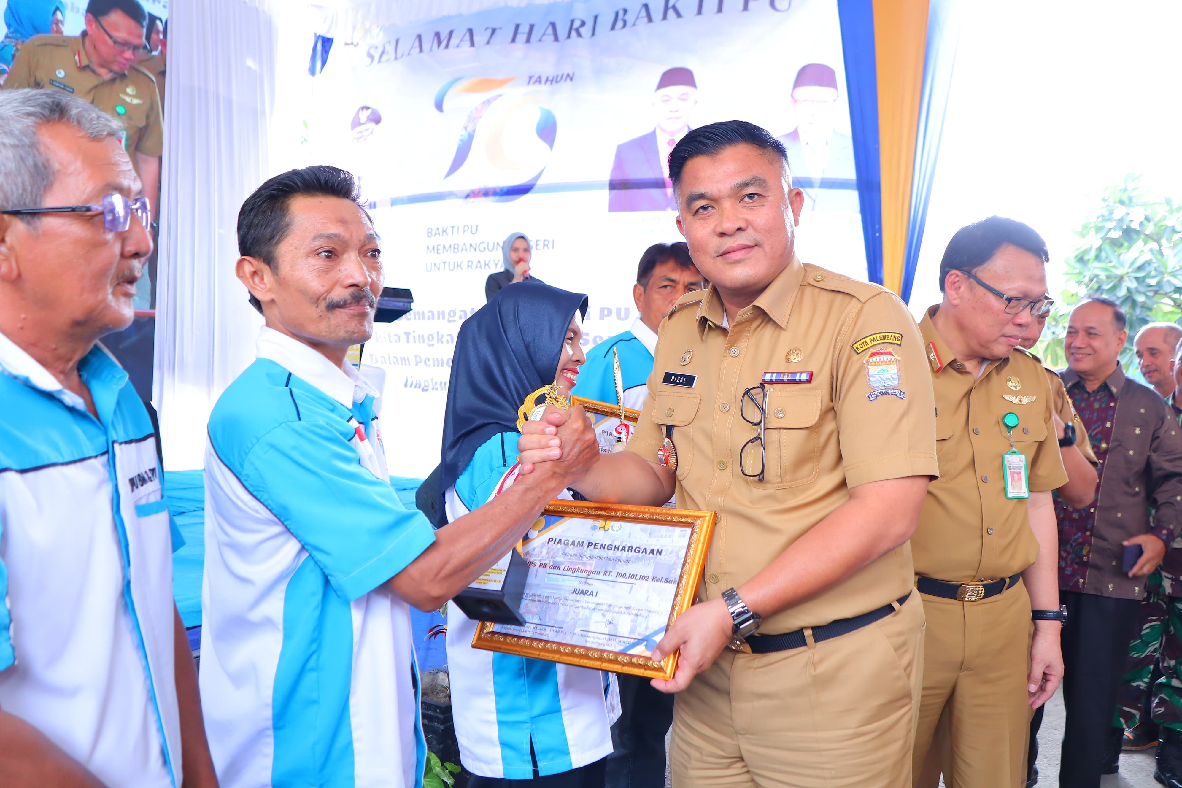 Sampaikan Apresiasinya, Sekda Palembang Serahkan Hadiah Pemenang Lomba ke Petugas PUPR dan Komunitas