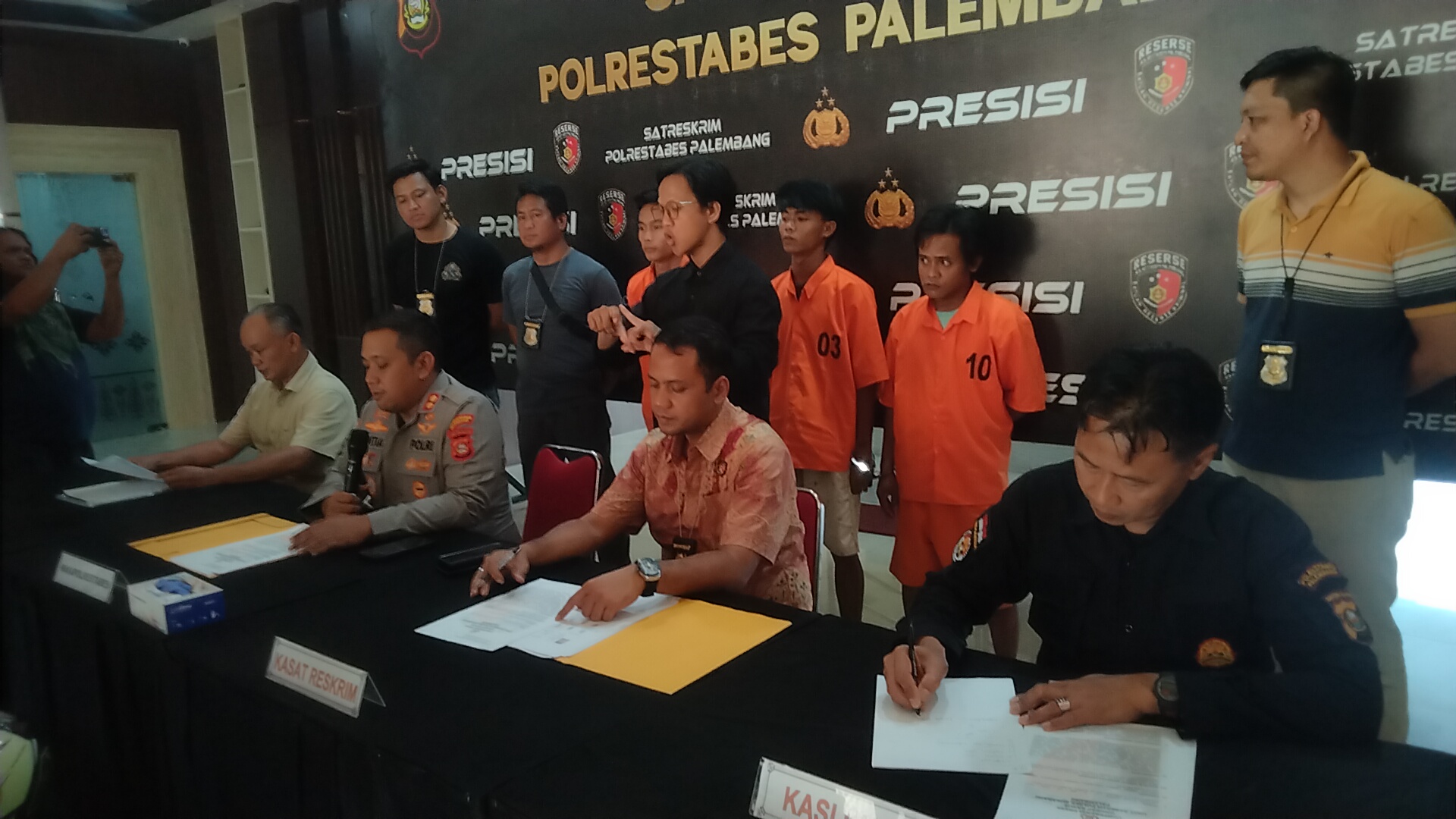 Modus Ngamen di Lampu Merah Lalu Rampas Kartu E-toll, 3 Pemuda di Palembang Sasar Mobil Plat Luar Sumsel 