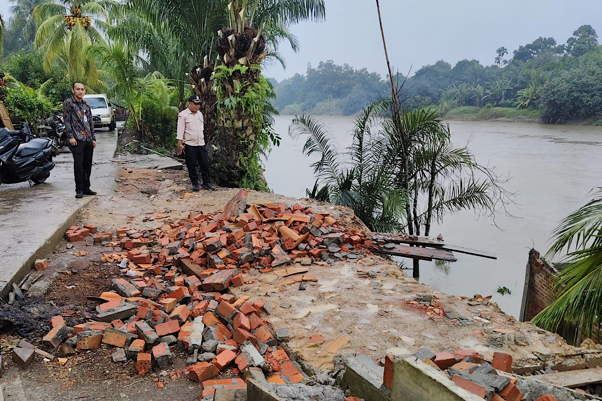 Rumah dan Garasi Amblas ke Sungai Lematang