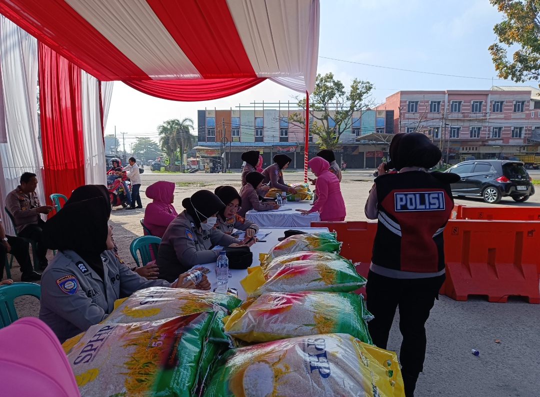 Warga Antusias Serbu Pasar Murah Polres OKI di Terminal Kayuagung