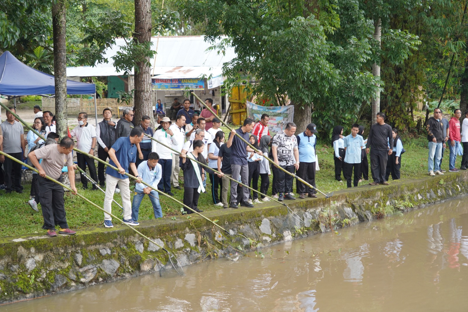 Gen Z di OKI Bersih-Bersih Sungai Demi Lingkungan Lestari