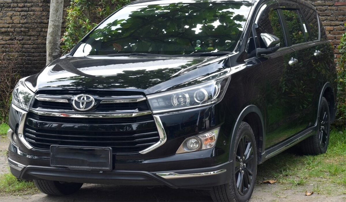 Mobil Toyota Innova Dinas Asal Lubuklinggau Terobos Cor Semen Basah di Musi Rawas, Videonya Viral