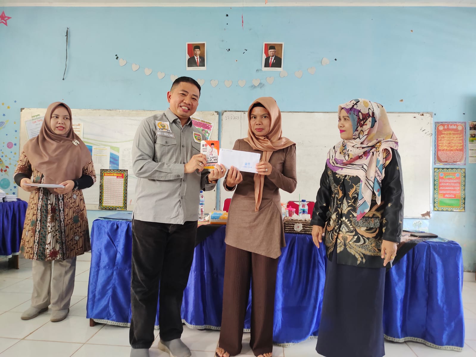 Mgs Syaiful Padli Kunjungi SDN 211 Kertapati Palembang, Sampaikan Bantuan Proram Bantuan Indonesia Pintar