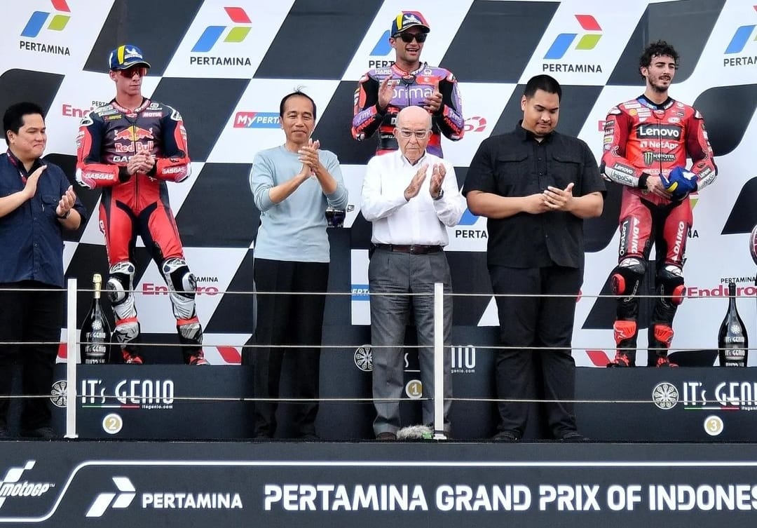 Jokowi Serahkan Trofi Juara Pertamina Grand Prix of Indonesia 2024, Ajang Balap Dunia Mengharumkan Indonesia