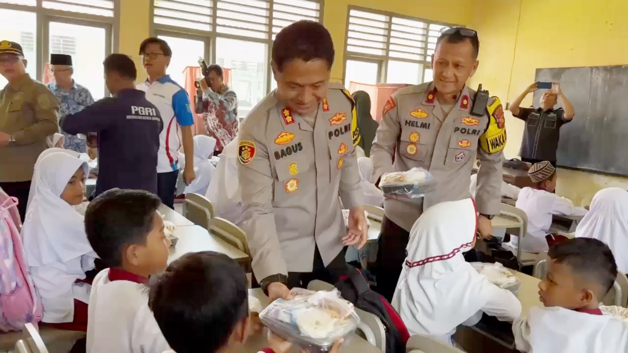 Program Makan Bergizi Gratis Presiden Prabowo di Uji Cobakan, 80 Paket Makanan Dibagikan ke Murid SD Ogan Ilir