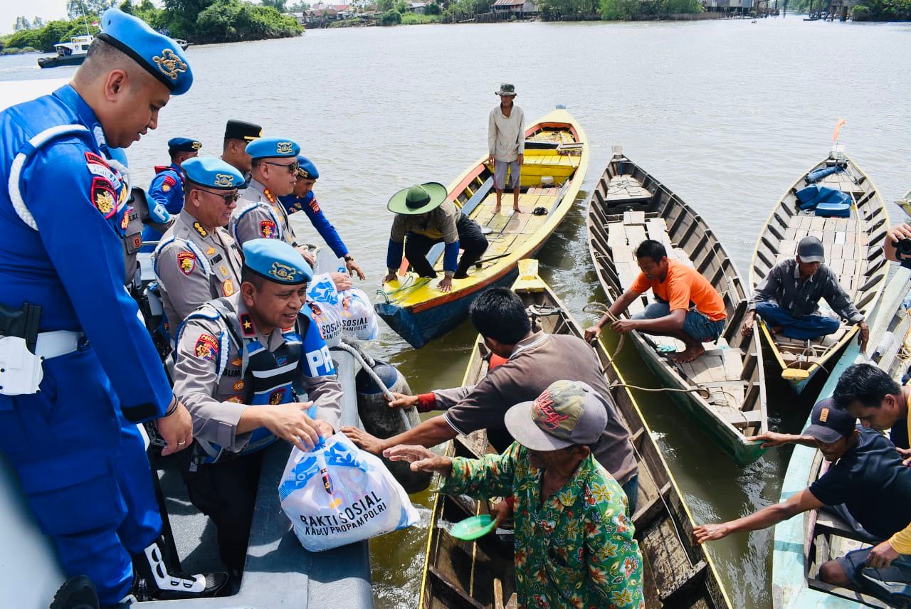 Karo Provost Div Propam Polri Susuri Sungai Musi, Berbagi Sembako ke Nelayan dan Masyarakat Pesisir