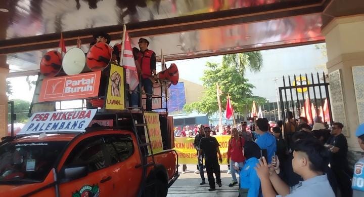 Ratusan Buruh Serbu DPRD Sumsel, Tuntut Revisi Upah dan Perda Ketenagakerjaan Demi Kesejahteraan Pekerja