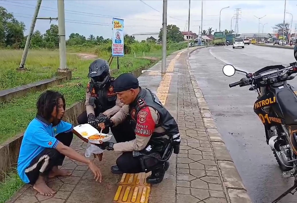 Polres Ogan Ilir Peduli, Anggota Patroli Bantu Penderita ODGJ yang Ditemukan Tergeletak di Jalan Lintas Timur