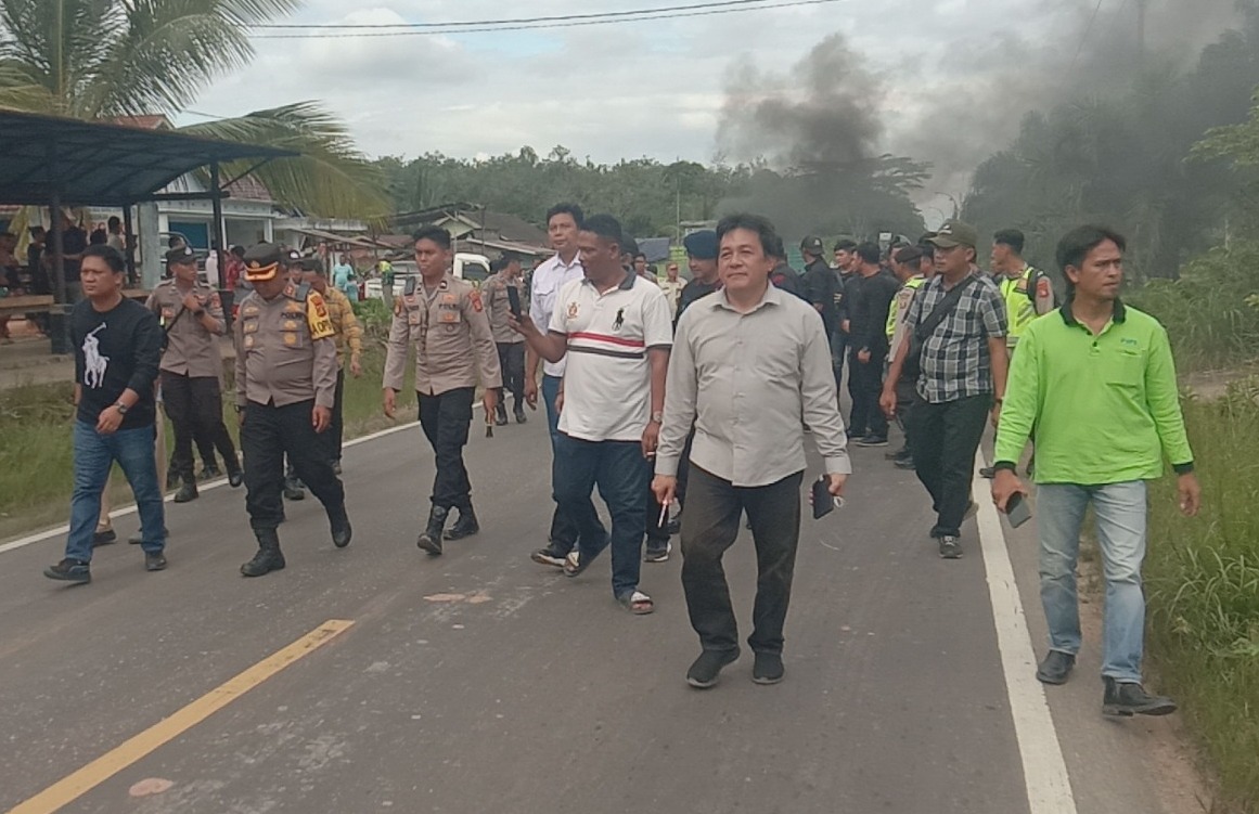 KPU-Bawaslu Muratara Tak Muncul, Massa Langsung Portal Jalan Lintas Sumatera 