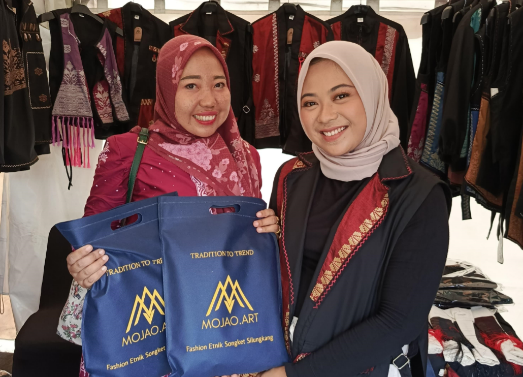 Arindha Sukma dan Mojao Art, UMKM Kreatif yang Angkat Songket Silungkang ke Dunia Fashion Modern