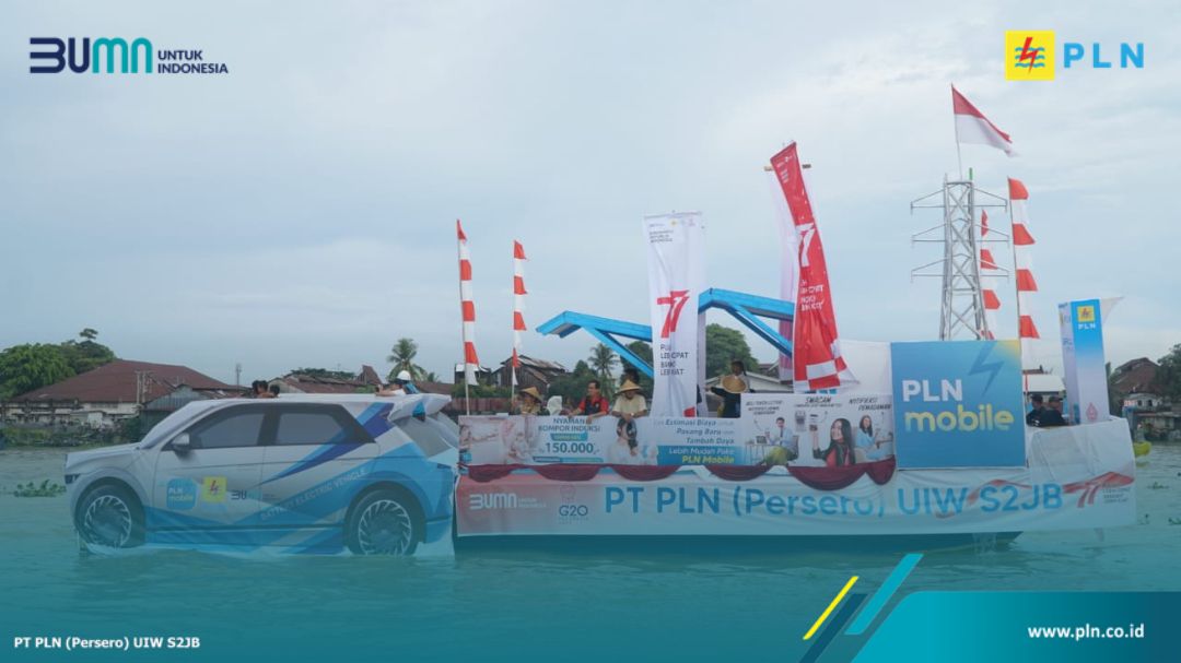 Kampanyekan Electrifying Lifestyle, Mobil Listrik PLN UIW S2JB 'Mengaspal' di Tengah Sungai Musi Palembang