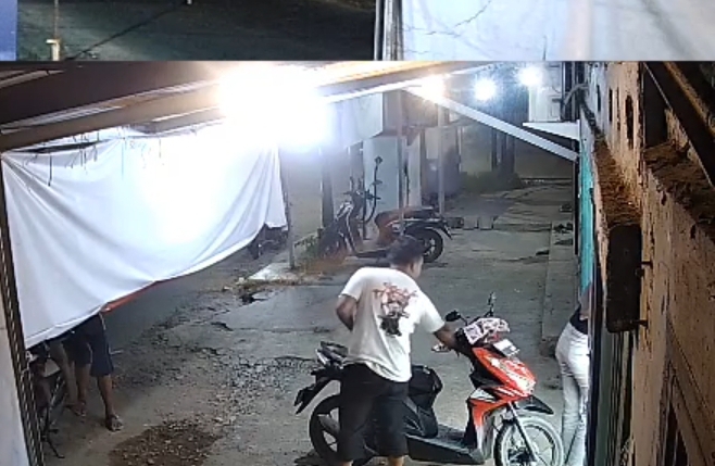 Hendak Setor Uang Pegawai Konter di Palembang Ini Kaget Hp Dalam Box Motor Raib, Pelaku Terekam CCTV
