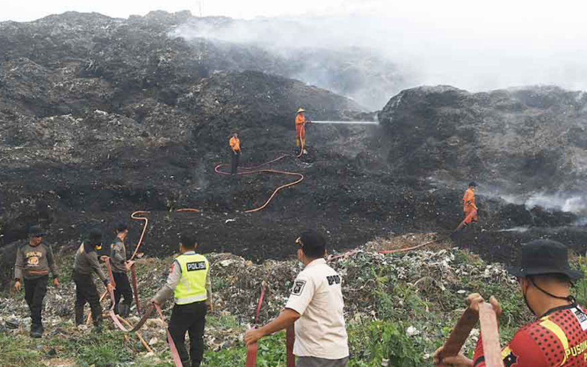 Wong Kito Tersiksa Bernapas Dalam Asap, Gunung Sampah Ikut Terbakar, Warga Panik Api 30 Meter dari Pemukiman