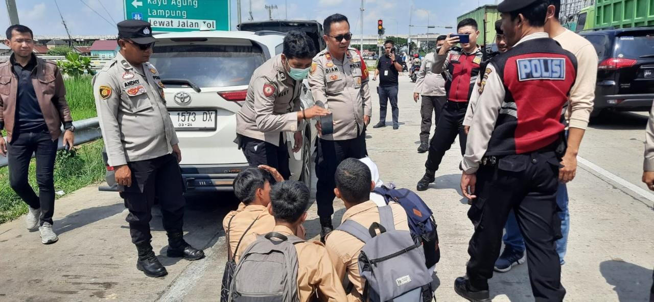 Viral Aksi Pelajar Hadang Truk di Simpang Tol Keramasan Kertapati, Polisi Bergerak