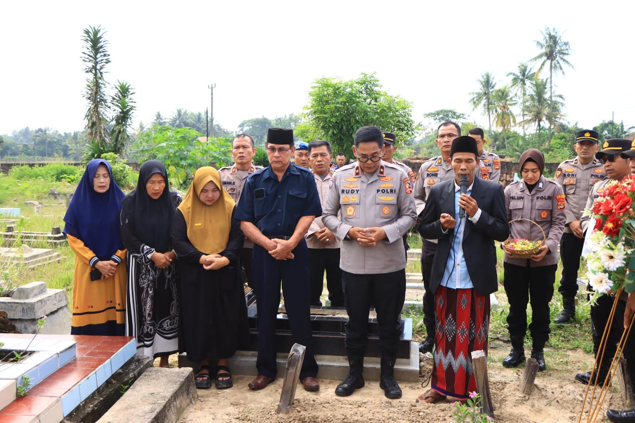 Jelang Hari Bhayangkara ke-79, Kakor Binmas dan Polda Sumsel Ziarah ke Makam Kapolsek Negara Batin