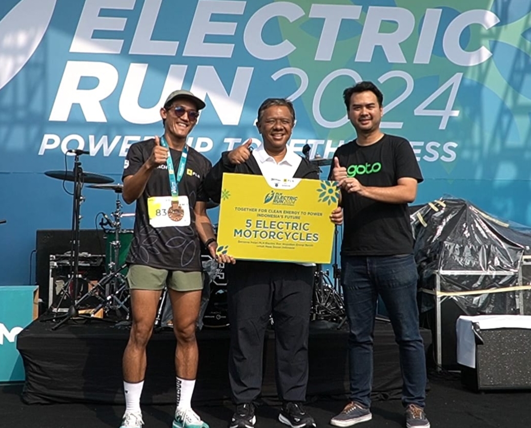 SELAMAT! 5 Pengemudi Ojol Prasejahtera Peroleh Motor Listrik di PLN Electric Run 2024