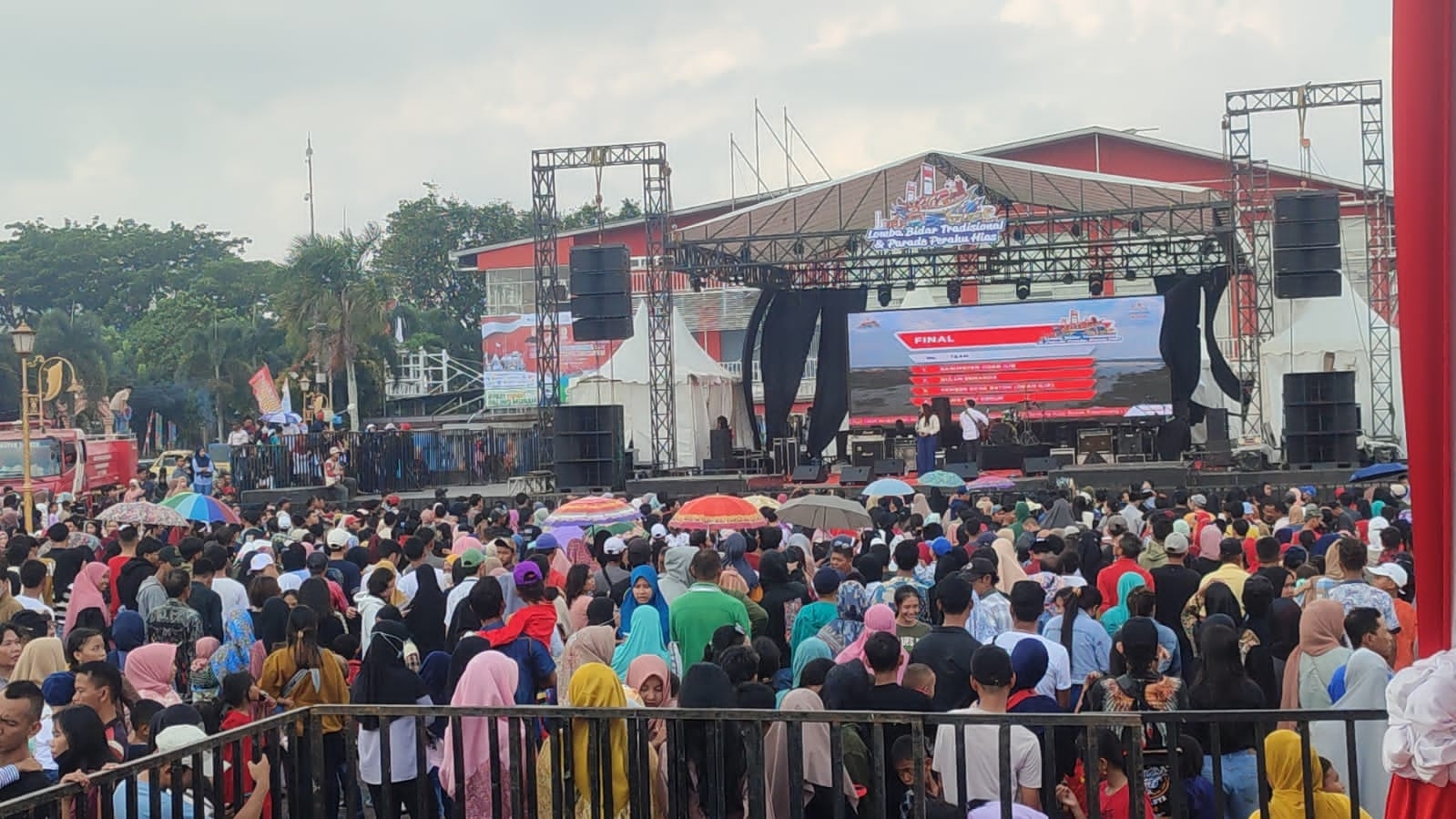 Tumpah Ruah! Wong Palembang Padati Area Panggung Hiburan HUT Ke-78 RI 