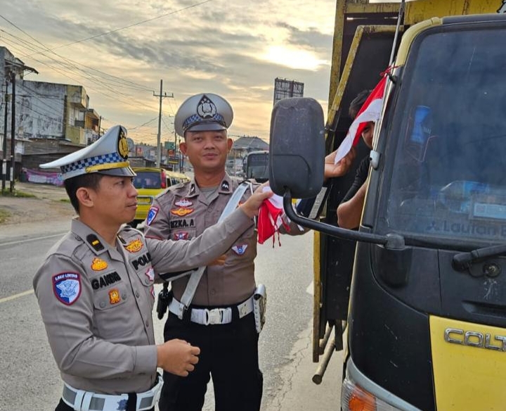 Aksi Humanis Polres Ogan Ilir Peringati HUT Kemerdekaan RI ke-80, Gelar Aksi Pemasangan Bendera di Kendaraan