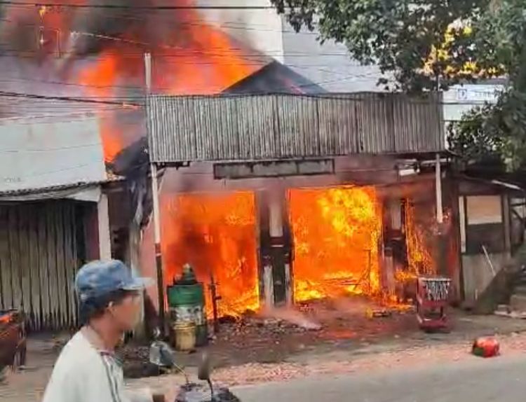 Bengkel Motor di Jalan Perintis Kemerdekaan Palembang Hangus Terbakar, 2 Orang Alami Luka Bakar