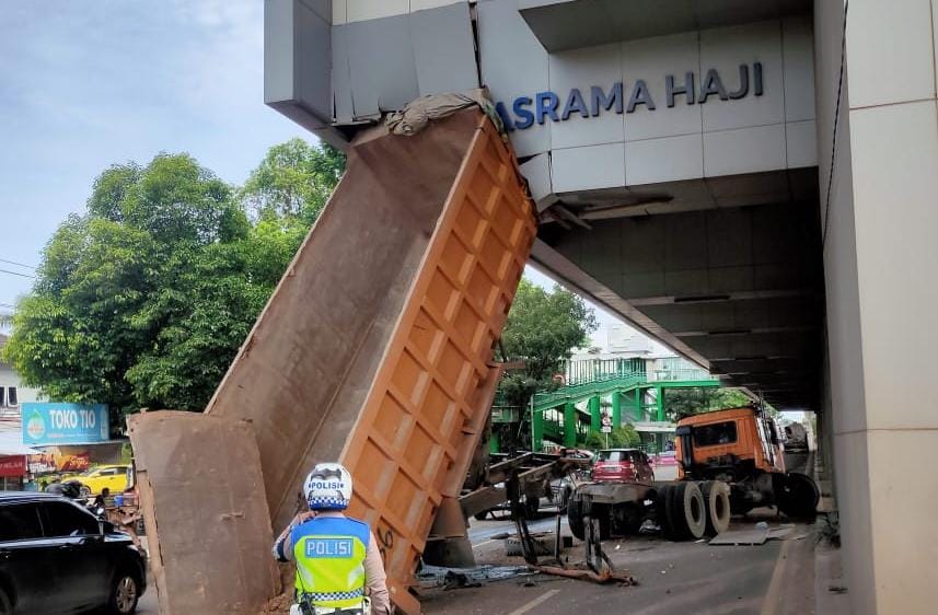 Bak Truk Tersangkut di Bawah Stasiun LRT Asrama Haji Palembang, Kok Bisa?