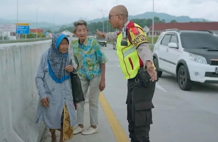 Terjawab Sudah! Identitas Pasutri Lansia Viral yang Nekat Jalan Kaki di Jalan Tol Cisumdawu Demi Temui Cucu