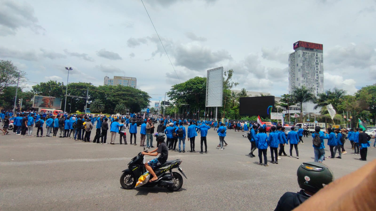 Mahasiswa PGRI Palembang Bentuk Formasi Melingkar di Simpang Lima DPRD Sumsel, Lalu Lintas Dialihkan