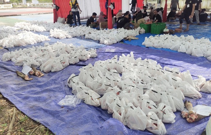 Kejati Sumsel Bagikan 750 Paket Daging Kurban, Warga: Berkah di Hari Raya Idul Adha 1446 Hijriah