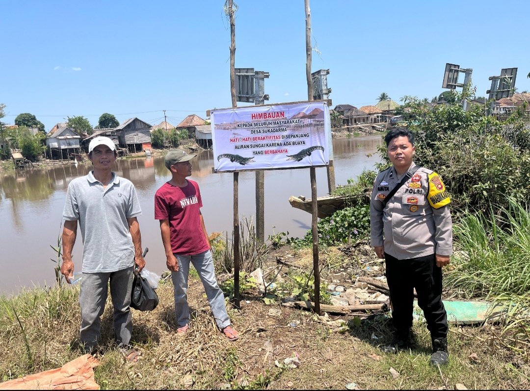 Polsek Jejawi Pasang Spanduk Imbauan Agar Warga Berhati-hati Saat Aktivitas di Sungai, Banyak Buaya! 