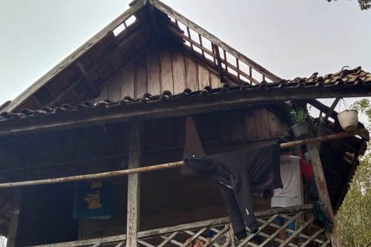 Puluhan Atap Rumah dan Masjid Rusak Disapu Angin Puting Beliung