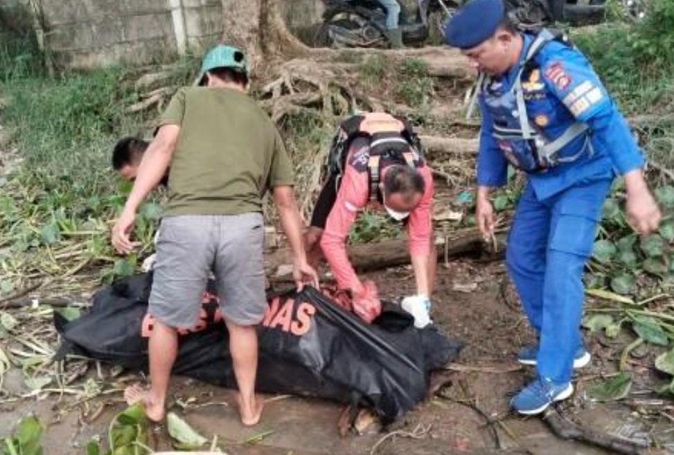 Jasad Pria Tanpa Identitas Ditemukan Tersangkut Eceng Gondok di Sungai Musi
