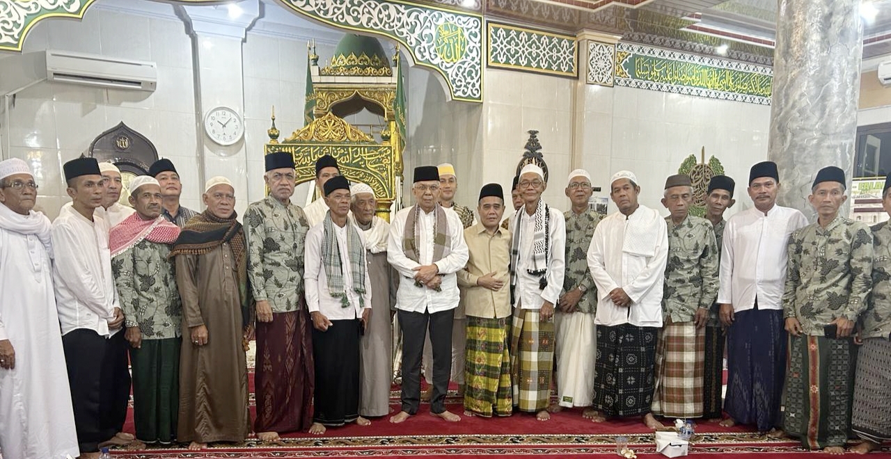 Wabup Ogan Ilir Dampingi Mawardi Yahya Safari Ramadan di Masjid Al-Falah Tanjung Batu