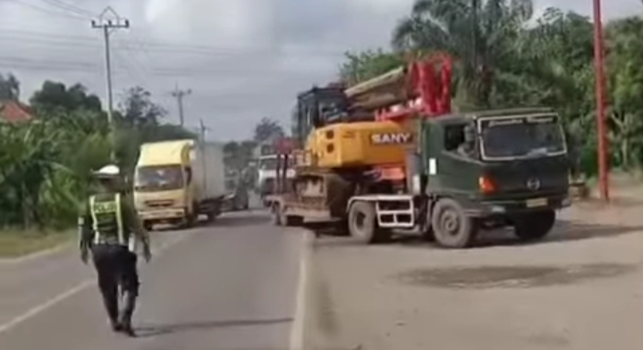 Satlantas Polres Muara Enim Hentikan Mobil Trailer Siang Hari untuk Antisipasi Kemacetan Libur Nataru